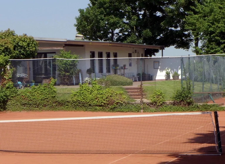Tennisplatz im Sommer – TuS Mündelheim